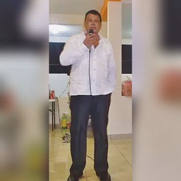 Fotografía de Mario Alberto Gómez Cuervo hablando por micrófono
