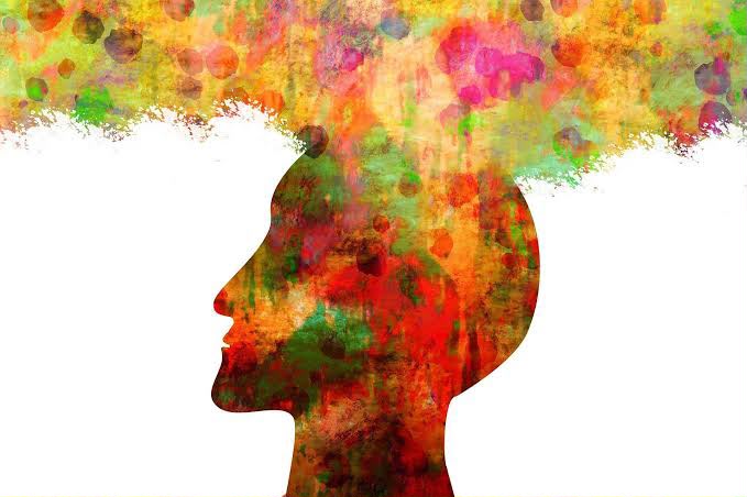 Ilustración conceptual de una cabeza humana formada por colores