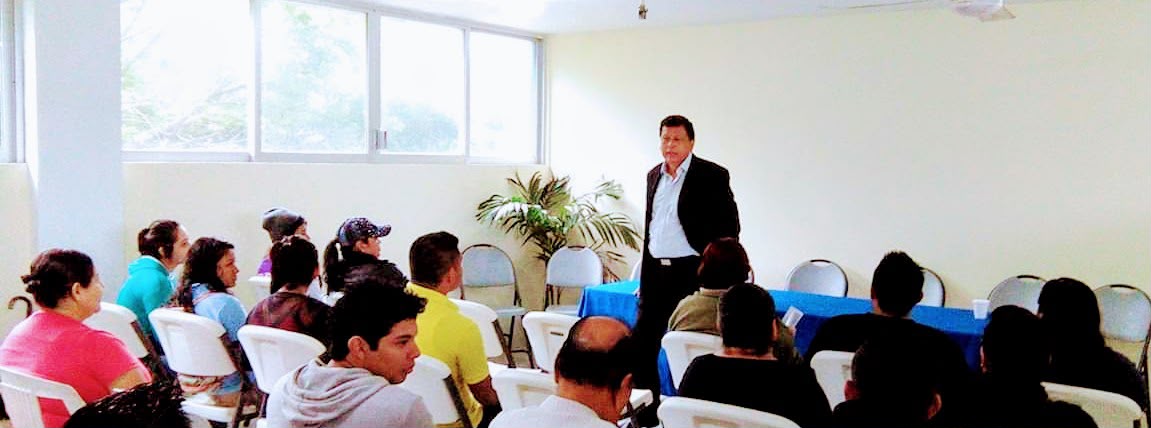 Fotografía de una exposición ante un grupo de asistentes